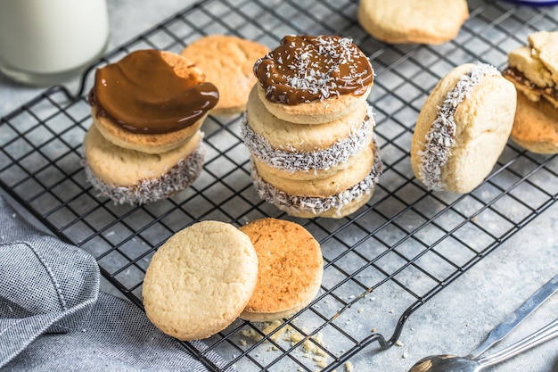 Alfajores: Traditionele Peruaanse koekjes gevuld met karamel