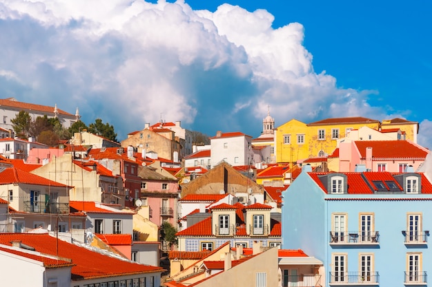 Alfama op een zonnige middag, Lissabon, Portugal