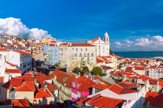 Alfama in un pomeriggio soleggiato, lisbona, portogallo