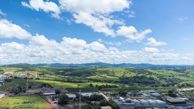 여름에 드론 자연광으로 촬영된 미나스 제라이스 주에 있는 브라질의 알페나스(Alfenas) 작고 아름다운 마을