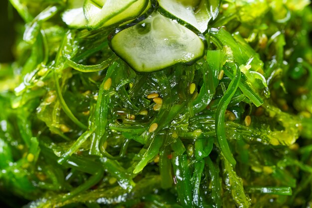 Салат из водорослей с огурцом и кунжутом