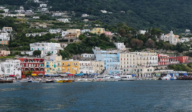 Algemeen beeld van Capri-eiland in Napels, Italië