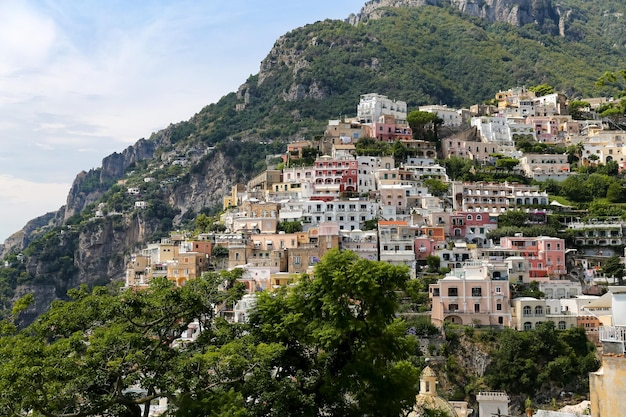 Algemeen beeld van de stad Positano in Napels, Italië