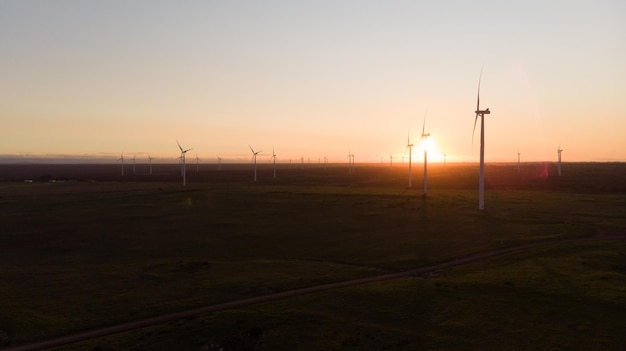 Foto algemeen beeld van windturbines in het plattelandslandschap tijdens zonsondergang