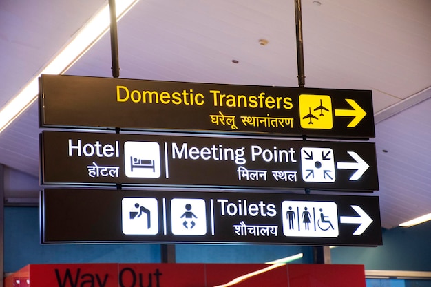 Foto algemeen en informatiebord binnen op indira gandhi international airport op 15 maart 2019 in new delhi, india