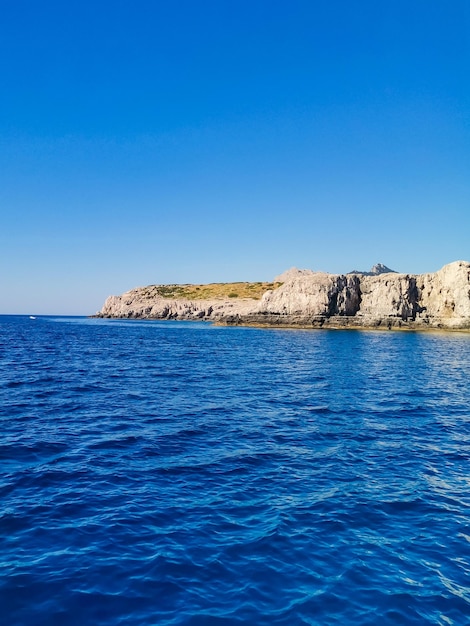Algemeen landschap in Lindos Griekenland turquoise Middellandse Zee en rotsen