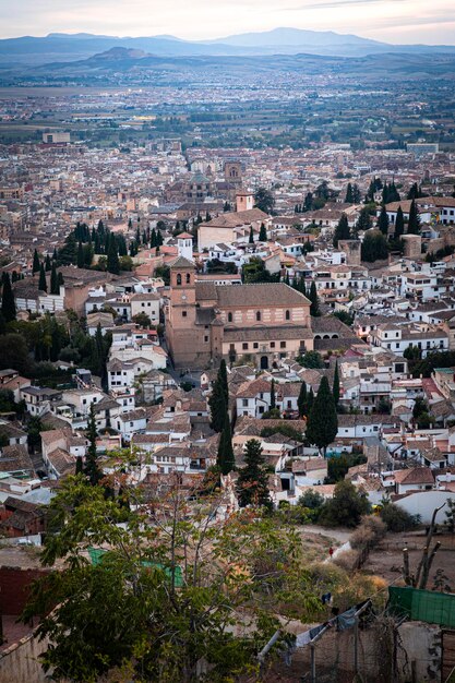 Foto algemeen uitzicht op de beroemde wijk albaicin vanaf het balkon van san miguel alto in granada andalusië
