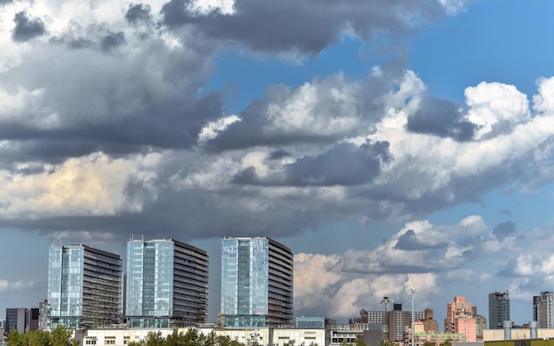 Algemeen uitzicht op de stad met bewolkte blauwe lucht Rij van drie hoofdgebouwen in de skyline