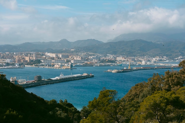 algemeen zicht op de baai van Ceuta en de ingang van de haven. Foto van hoge kwaliteit