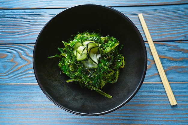 Algensalade met komkommersaame en soja