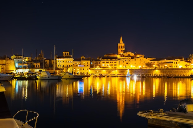 Alghero stadsgezicht onder een heldere hemel 's nachts Italië