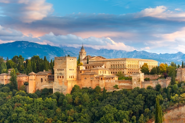 Alhambra bij zonsondergang in granada, andalusië, spanje