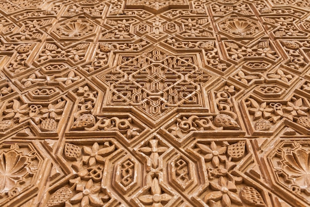 Alhambra di granada, spagna. dettaglio di un muro di 800 anni in stile islamico.