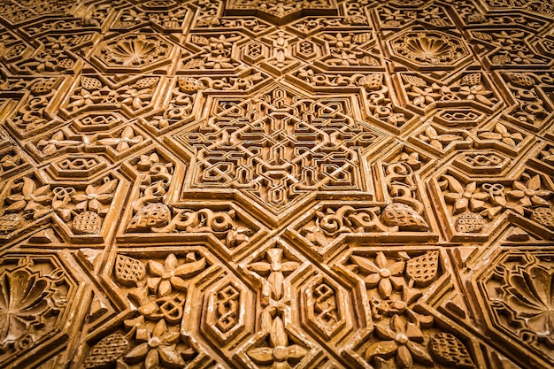 Alhambra in Granada, Spanje. Detail van een 800 jaar oude muur in islamitische stijl.