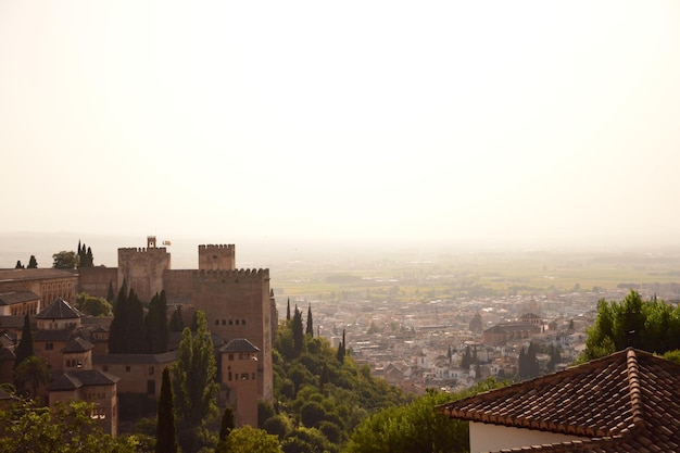 Alhambra over het stadsbeeld tegen een heldere lucht bij zonsondergang