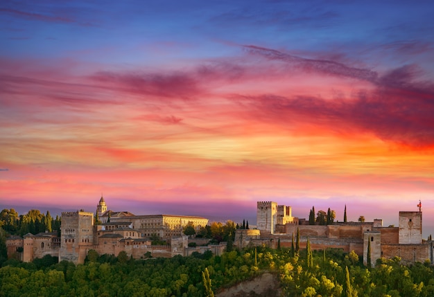 スペインのグラナダのアルハンブラ宮殿の夕日