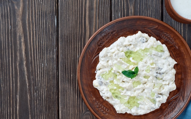 Photo ali nazik meze, traditional turkish dish of yoghurt and eggplant puree topped with a mint leaf