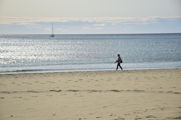 Alicante Spanje 10 november 2019 Mensen wandelen langs het strand van San Juan