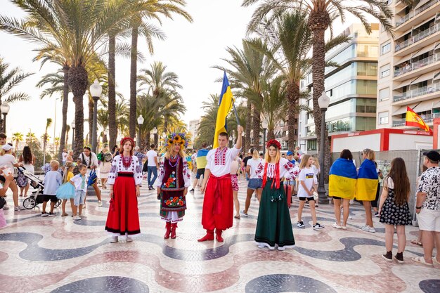 ALICANTE SPANJE AUGUST 24 2023 Oekraïners op mars Viering van de Oekraïense Onafhankelijkheidsdag