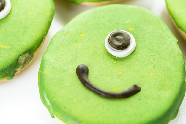 할로윈 간식으로 준비된 녹색 아이싱이 있는 외계인 쿠키.
