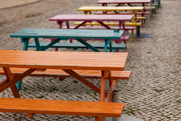 色とりどりの木製テーブルが並びます