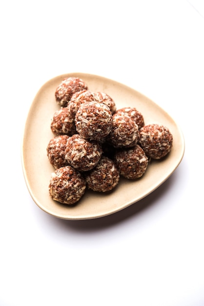 Aliv Laddu, Halim Ladoo 또는 Garden Cress Seed sweet Balls는 겨울이나 새 엄마에게 매우 영양가있는 음식입니다. 인도에서 인기있는 음식. 그릇이나 접시에 담아 제공