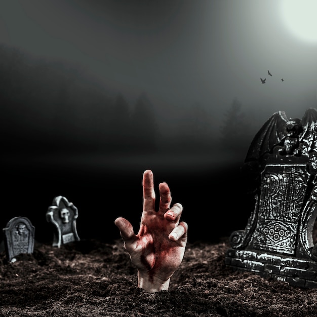 Фото Живая рука, выступающая из могилы в лунном свете