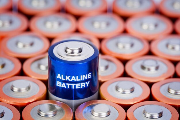 Alkalinebatterij met selectieve focus op één batterij