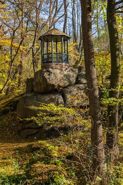 Alkoof in het Sofievsky arboretum of Sofiyivsky Park in Uman, Oekraïne, op een zonnige herfstdag