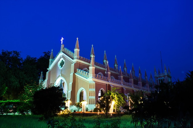 All Saints Church Hyderabad India는 1860년에 영국인 Dedicated to All Saints에 의해 건설되었습니다.