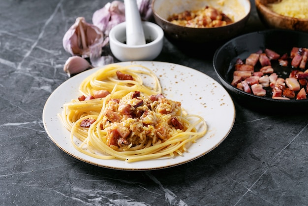 Allara-carbonara van deegwaren van de spaghetti