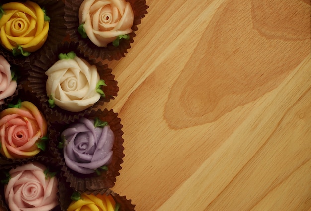 Photo allauch candy roses on a wooden floor