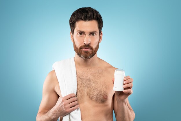 Photo allday protection handsome middle aged man promoting deodorant posing on blue studio background