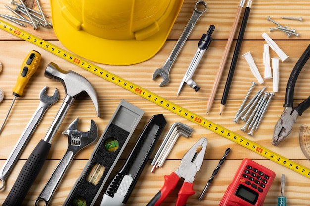 Foto alle tools leveren woningbouw op de houten tafel achtergrond. reparatieapparatuur voor het bouwen van gereedschap.