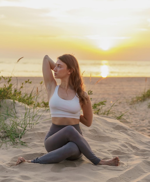 Alleen een vrouwelijke yogacoach voert geestelijke gezondheidszorgoefeningen uit. Het is tijd voor een persoon om evenwicht te bereiken