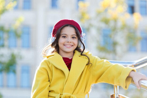 Alleen goede vibes Geweldig geluid Meisje kind met koptelefoon stedelijke achtergrond Stereo geluid Kind meisje herfst outfit genieten van muziek Meisje luistert naar muziek geniet van favoriet nummer uitstekend geluid