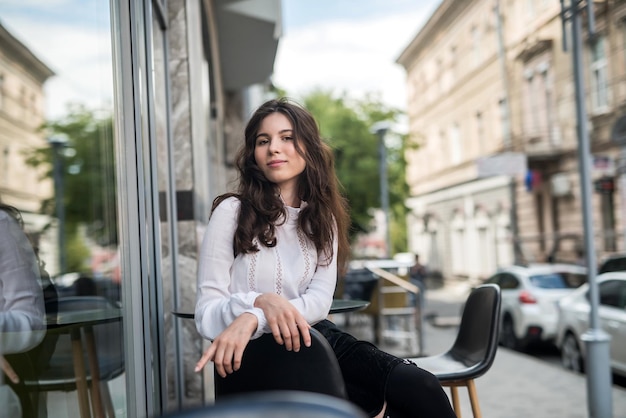 Alleen mode sexy vrouw die zich voordeed in het stadscentrum