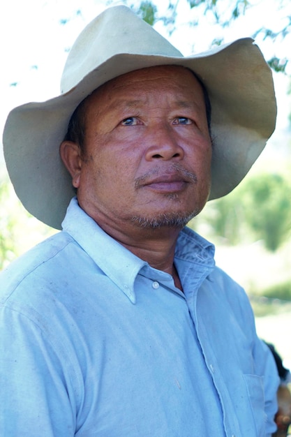 Foto alleen oude thaise man met donkere huid baard gezicht inheemse close-up