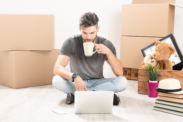 Alleen verhuizen naar nieuw appartement. Portret levensstijl