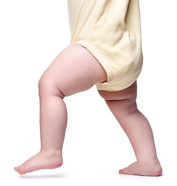 Alleen voet, baby gaat op de achtergrond. het is geïsoleerd op een witte achtergrond