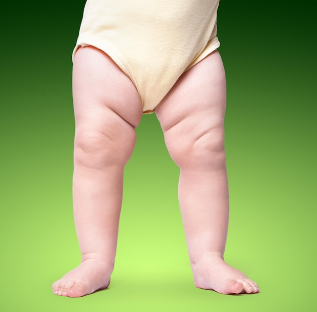 Alleen voet, baby gaat op de achtergrond. op een gekleurde achtergrond