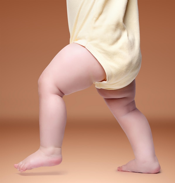 Alleen voet, baby gaat op de achtergrond.