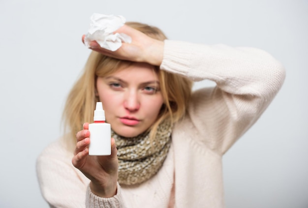 Alleen voor gebruik in de neus Behandeling van verkoudheidsvirus of allergische rhinitis Zieke vrouw die neusverkoudheid of allergie verzorgt Ongezond meisje met loopneus die neusspray gebruikt Zieke vrouw die medicatie in neus spuit