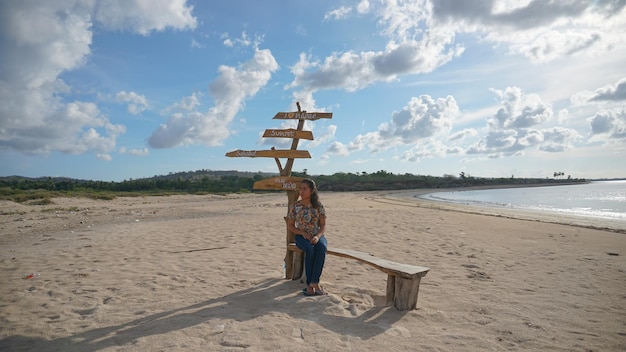 Alleen vrouw die van schoonheidsstrand geniet