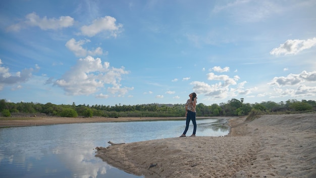 Alleen vrouw die van schoonheidsstrand geniet