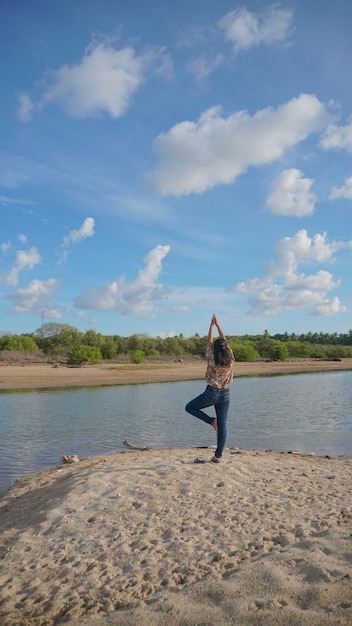 Alleen vrouw die van schoonheidsstrand geniet