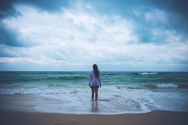 Alleen vrouw op het strand