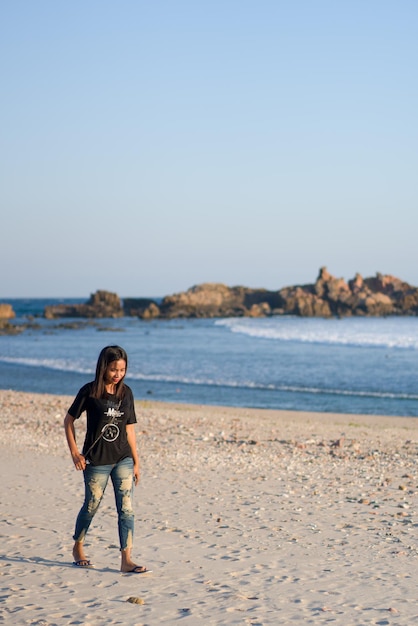 Alleen vrouw wandelen genieten van schoonheid strand