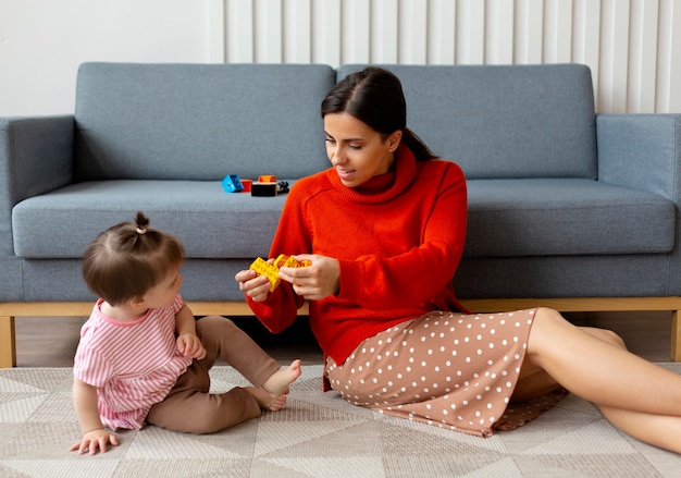 Foto alleenstaande moeder die tijd doorbrengt met haar dochter