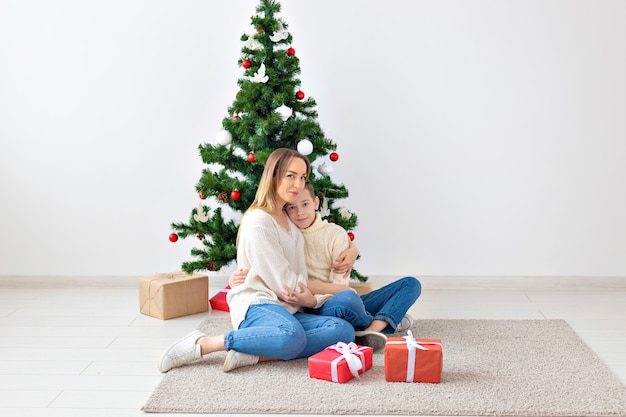 Alleenstaande ouder en vakantie concept - portret van moeder die kerst thuis viert op kerstavond.